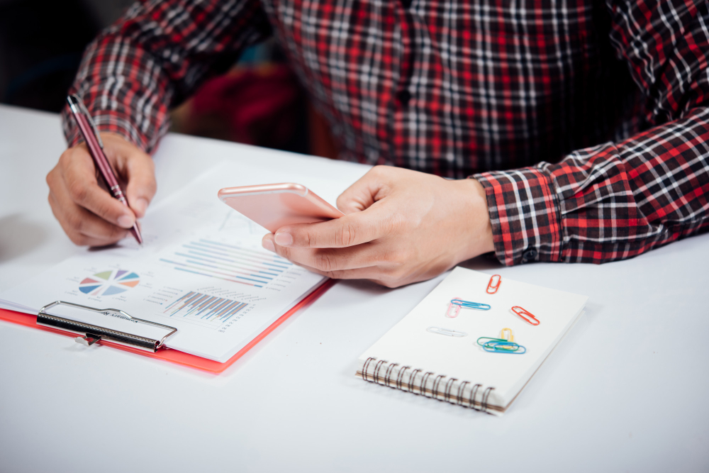 checklist-graphic-showing-15-signs-an-indian-startup-or-sme-needs-a-virtual-cfo-instead-of-just-an-accountant.webp